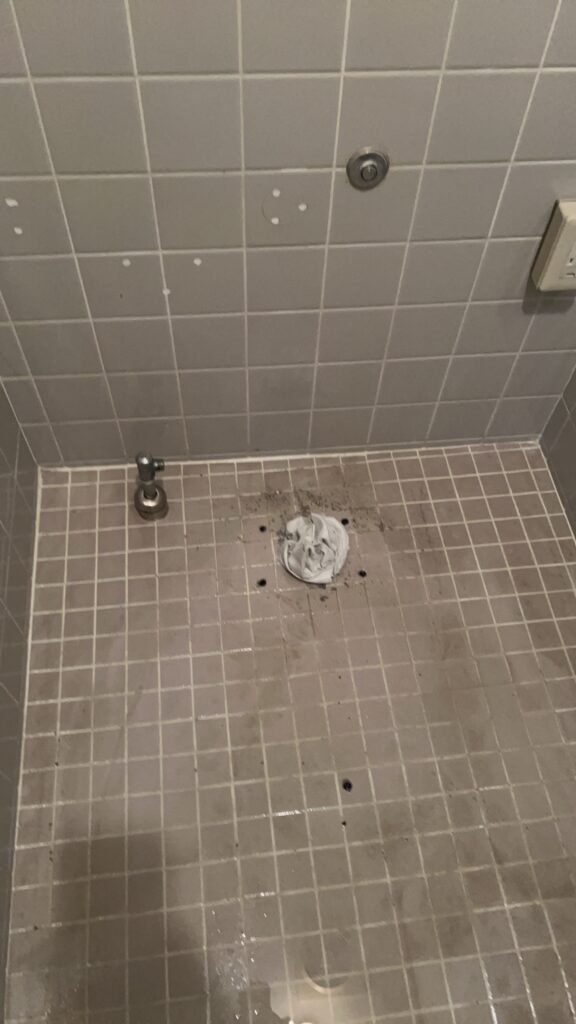 また排水芯違いでトイレ工事ストップ！？現場調査でこの作業を怠ると起こる悲劇。